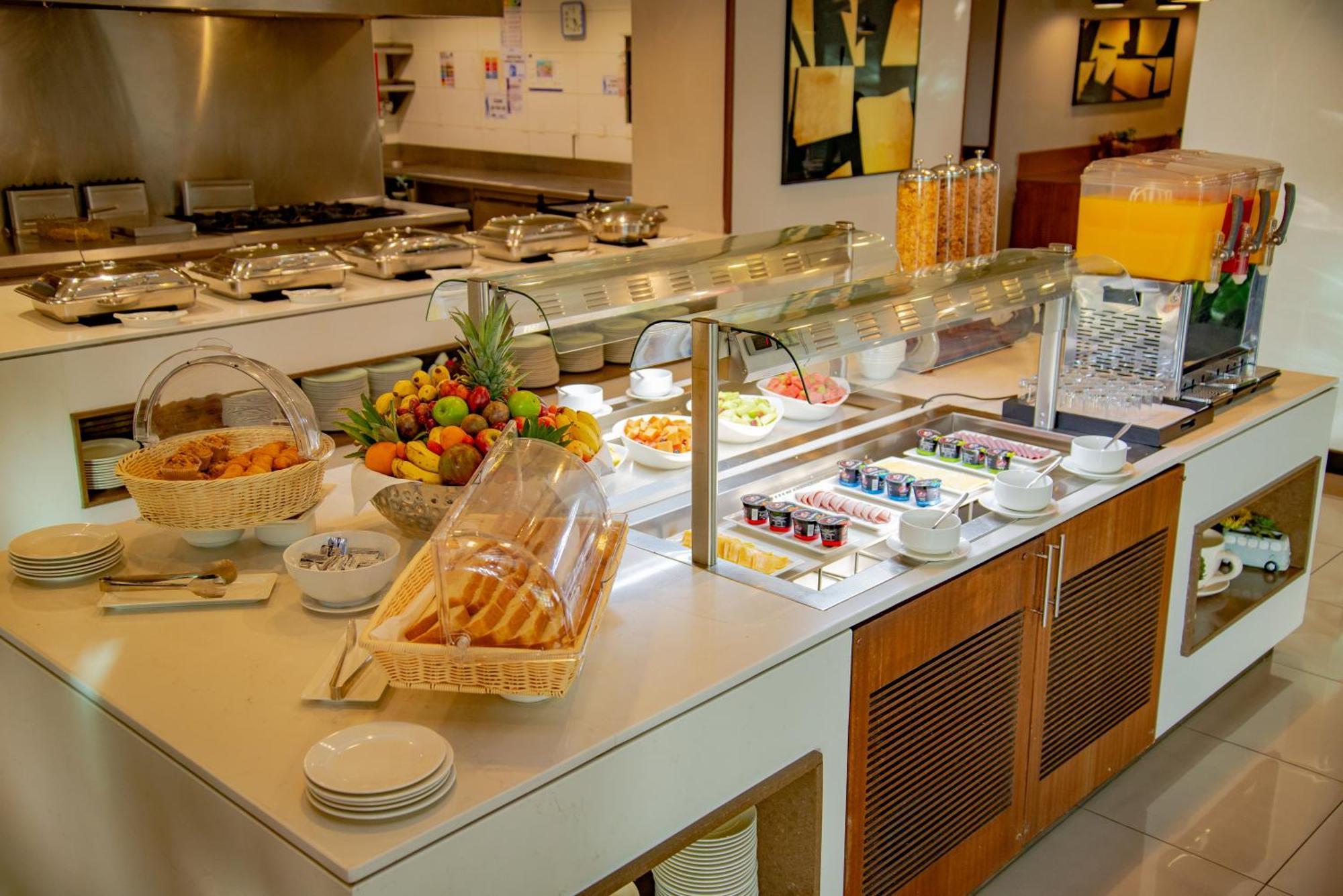 Hilton Garden Airport होटल